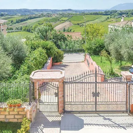 Dom wakacyjny Three-bedroom Holiday In -ch-